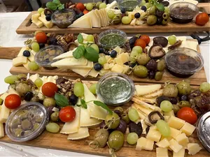Vegetarische borrelplanken met olijven, kaas, druiven, tomaatjes en tapenades