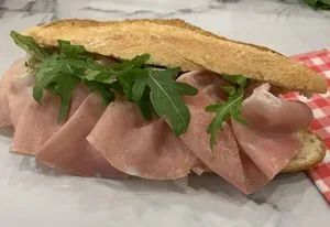 Broodje mortadella met rucola