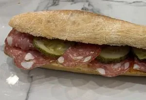 Broodje salami met gerookte courgette