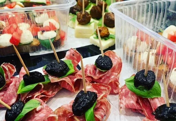 Spiesjes met mozzarella, tomaat, vleeswaren en olijven