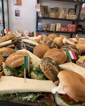 Lunchschaal met belegde broodjes en Italiaanse vlaggetjes