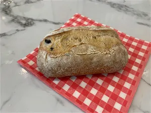 Zuurdesem olijfbrood op een rood geruit papiertje