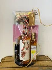 Cadeaupakket met rosato, balsamico crema, witte wijnazijn en pasta, met tricolore lint