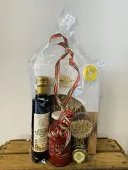 Cadeaupakket met pasta, balsamico, passata en filetti di alici, met tricolore lint