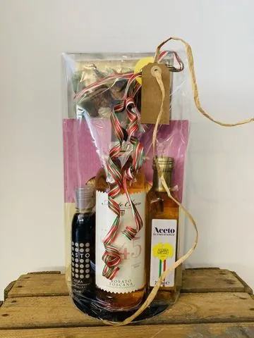 Cadeaupakket met rosato, balsamico crema, witte wijnazijn en pasta, met tricolore lint