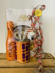 Cadeaupakket met prunol spritz, passata, taralli en limoncello, met het gele Deli Megusto-label