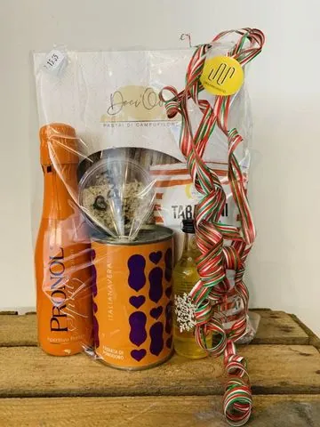 Cadeaupakket met prunol spritz, passata, taralli en limoncello, met het gele Deli Megusto-label