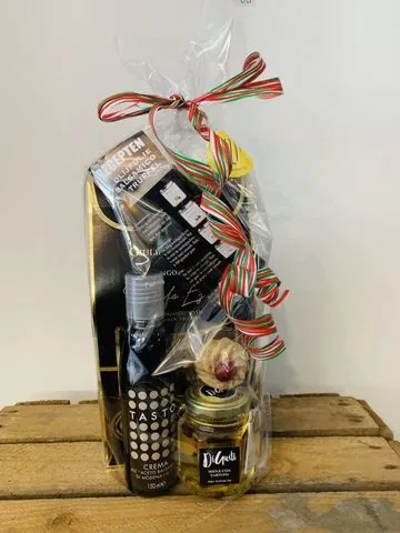 Cadeaupakket met truffelpasta, truffelhoning en balsamico crema, met tricolore lint