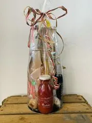 Cadeaupakket met spumante rosé, pasta en passata, met tricolore lint