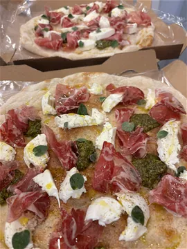 Twee pinsa’s met coppa, buffelmozzarella en pistachepesto