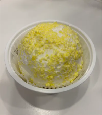 Tartufo semifreddo limoncello in een bakje, met geel kruim