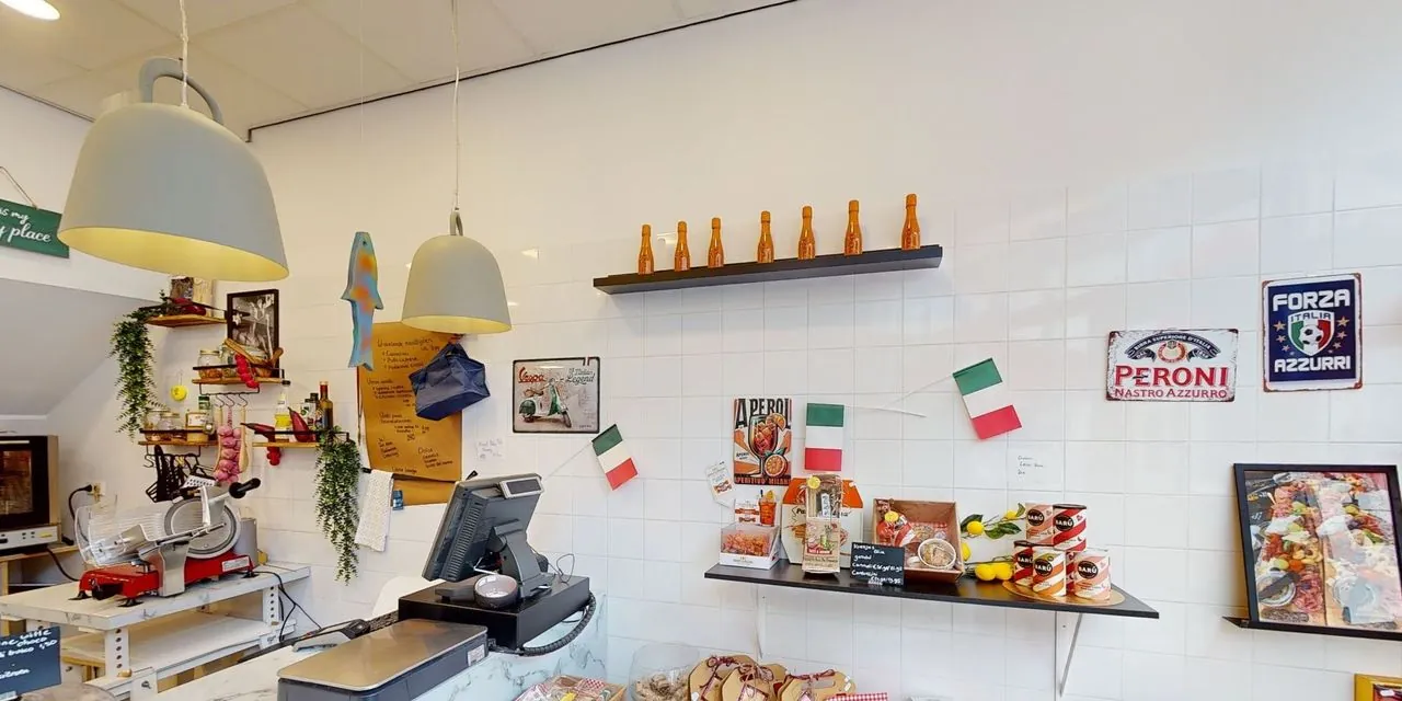 De winkel aan de Kleiweg van binnen: de marmeren toonbank, de rode snijmachine, hanglampen en de schappen