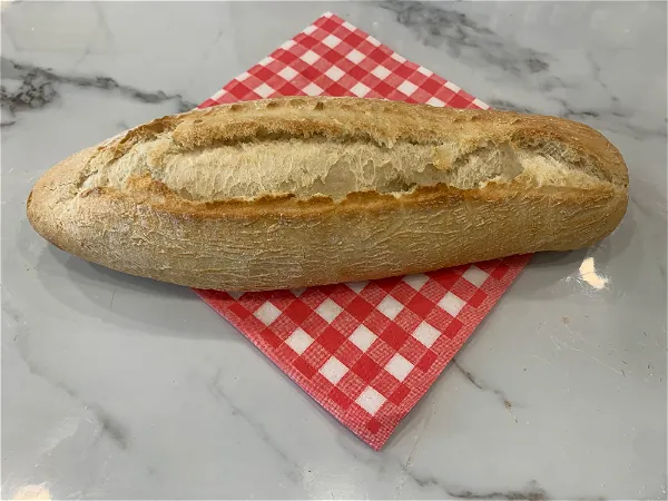 Een Italiaans witbroodje op een rood geruit papiertje